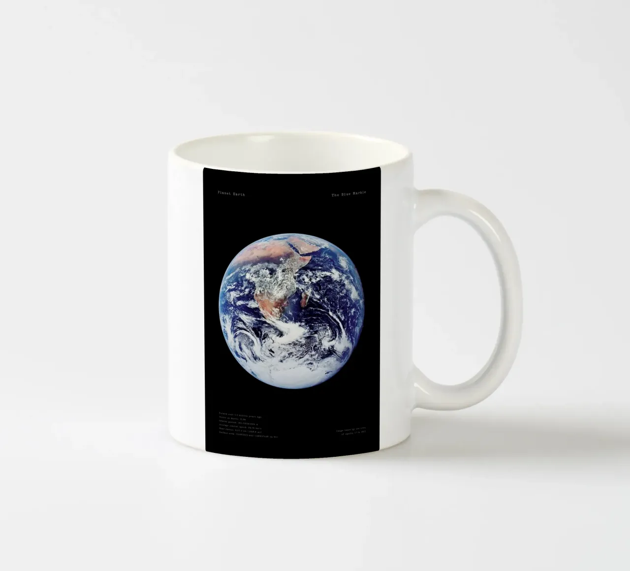 View of Earth from Apollo 17 mug en céramique de Vintage by JUNIQE