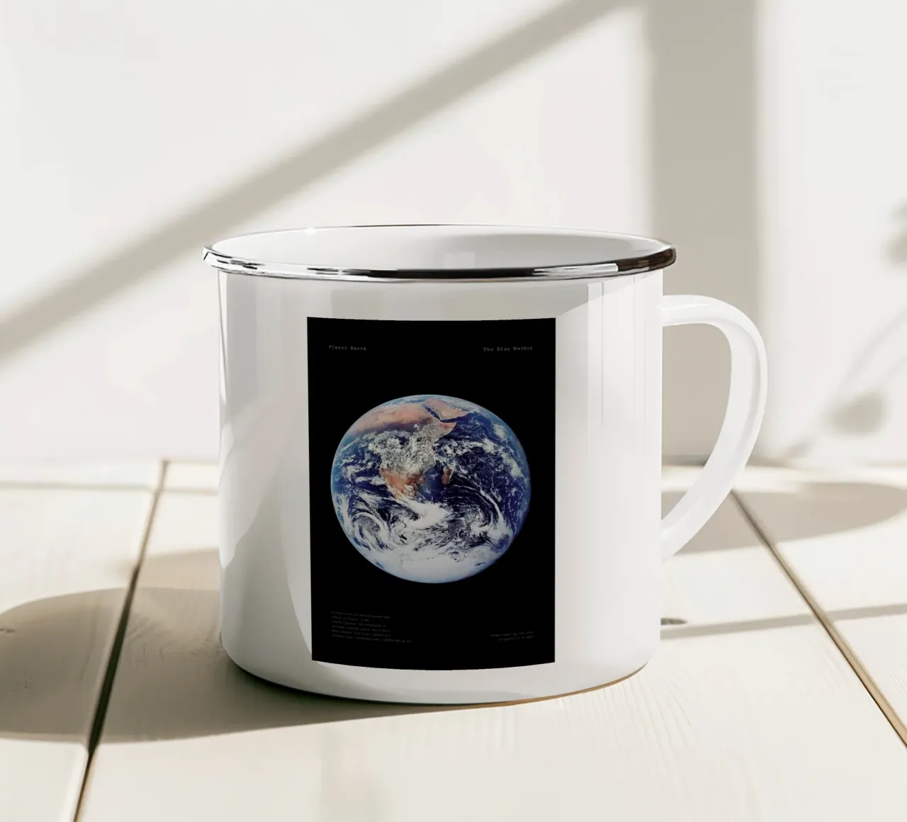 View of Earth from Apollo 17 tazza in smalto da Vintage by JUNIQE