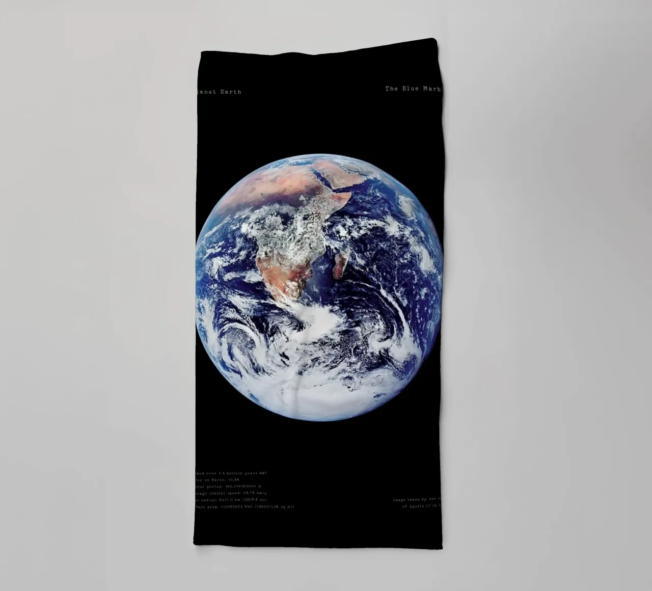 View of Earth from Apollo 17 asciugamano da bagno da Vintage by JUNIQE