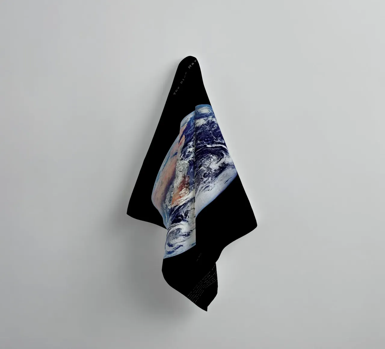 View of Earth from Apollo 17 serviette de bain de Vintage by JUNIQE