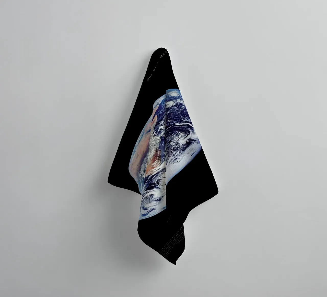 View of Earth from Apollo 17 asciugamano da bagno da Vintage by JUNIQE