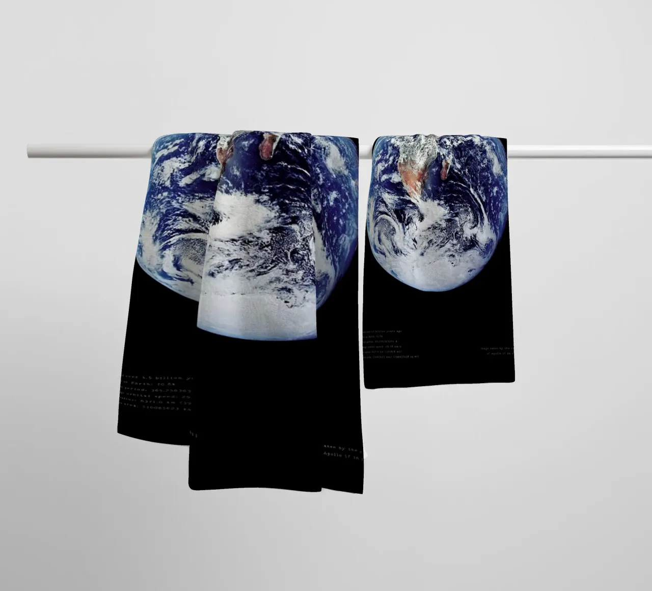 View of Earth from Apollo 17 serviette de bain de Vintage by JUNIQE