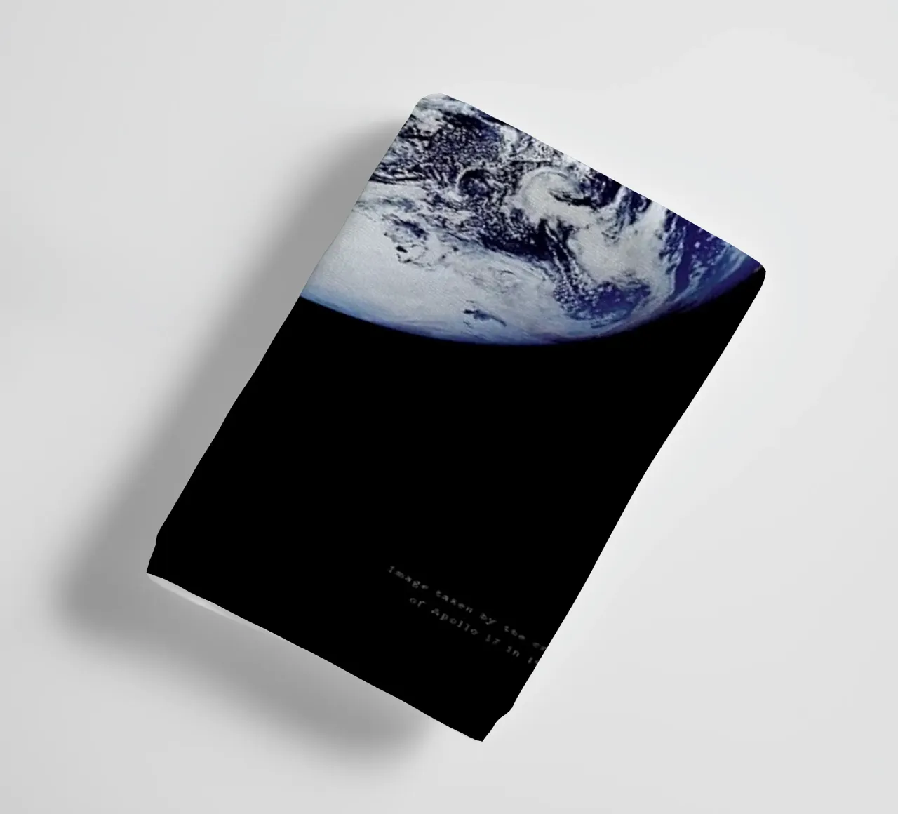 View of Earth from Apollo 17 serviette de bain de Vintage by JUNIQE