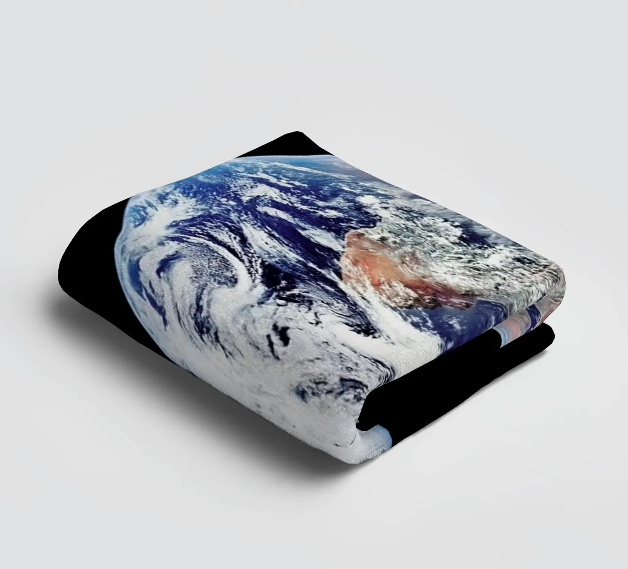 View of Earth from Apollo 17 serviette de bain de Vintage by JUNIQE