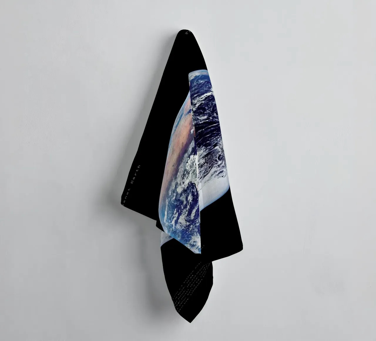 View of Earth from Apollo 17 serviette de bain de Vintage by JUNIQE