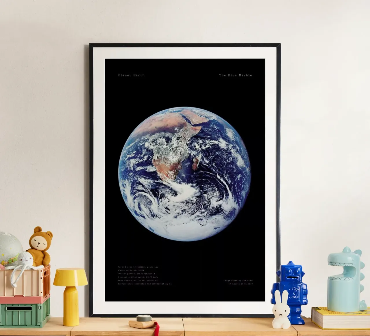 View of Earth from Apollo 17 poster con telaio in alluminio da Vintage by JUNIQE