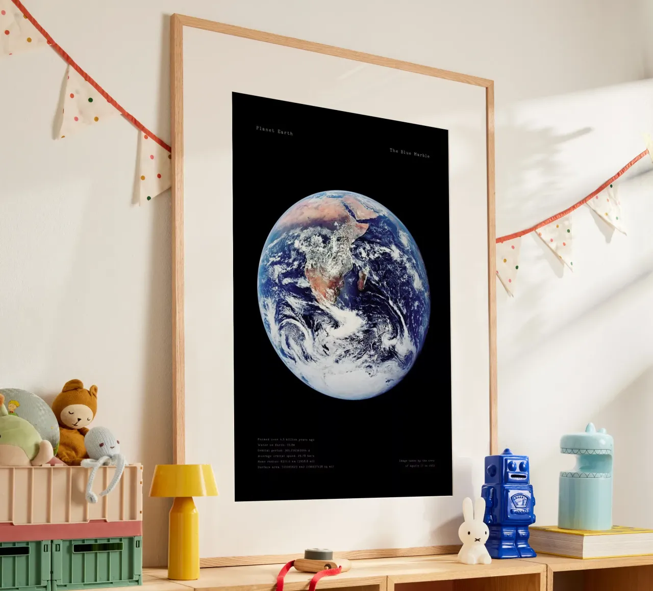 View of Earth from Apollo 17 poster con telaio in alluminio da Vintage by JUNIQE
