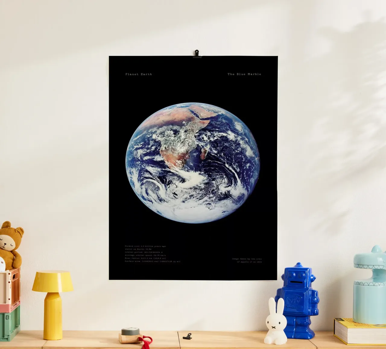 View of Earth from Apollo 17 poster con telaio in alluminio da Vintage by JUNIQE