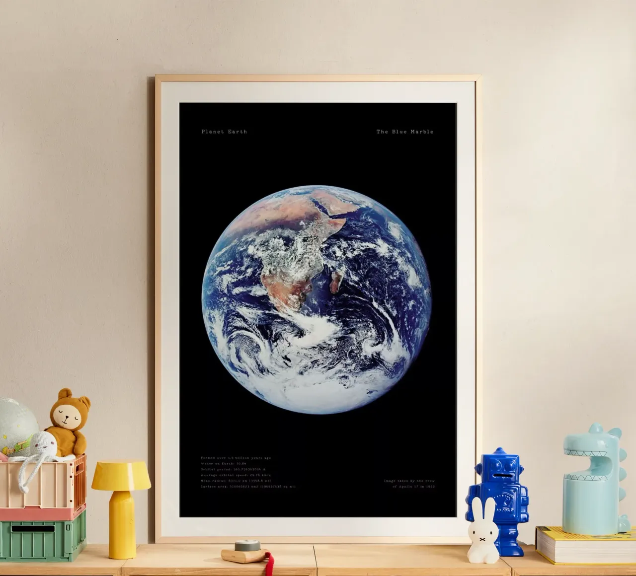 View of Earth from Apollo 17 poster con telaio in alluminio da Vintage by JUNIQE