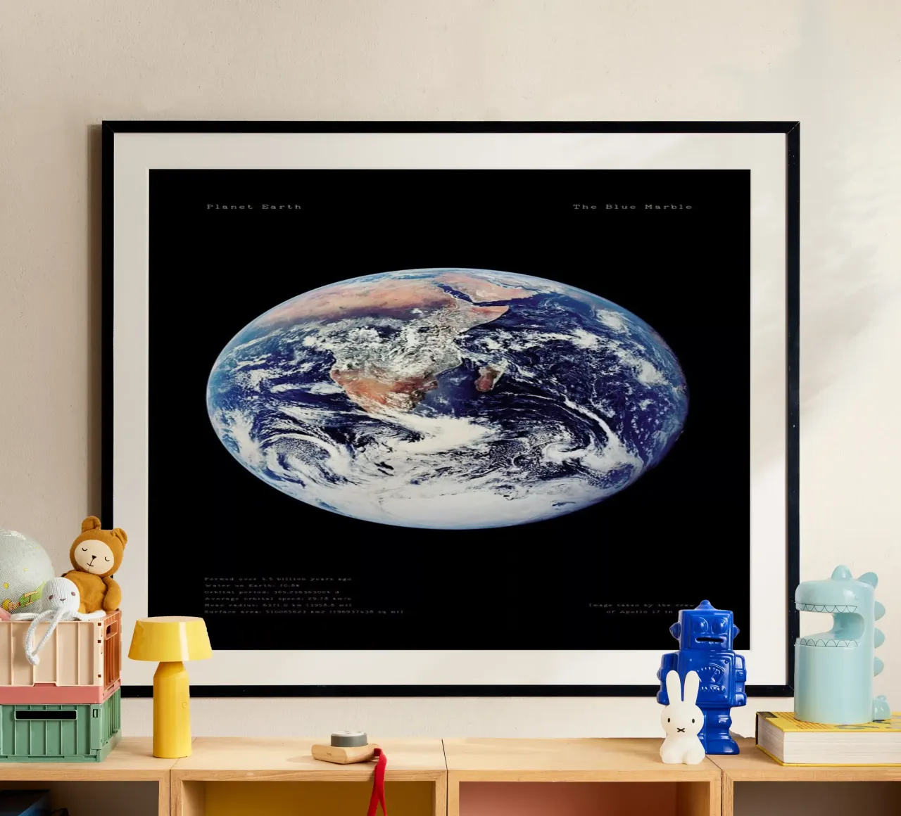 View of Earth from Apollo 17 poster con telaio in alluminio da Vintage by JUNIQE
