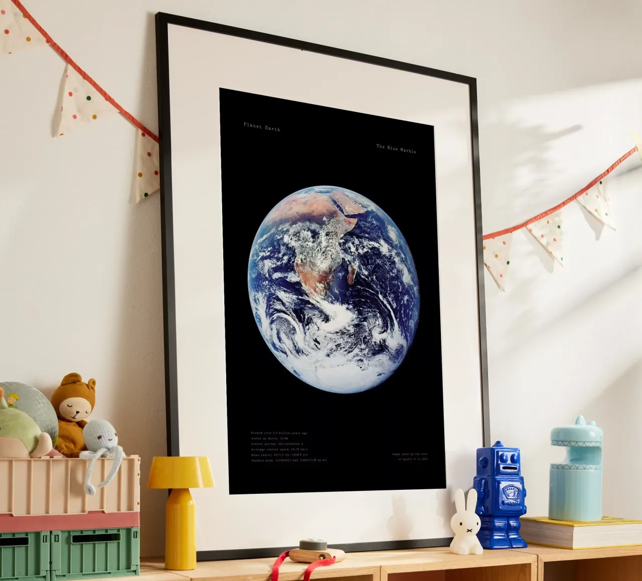 View of Earth from Apollo 17 poster con telaio in alluminio da Vintage by JUNIQE