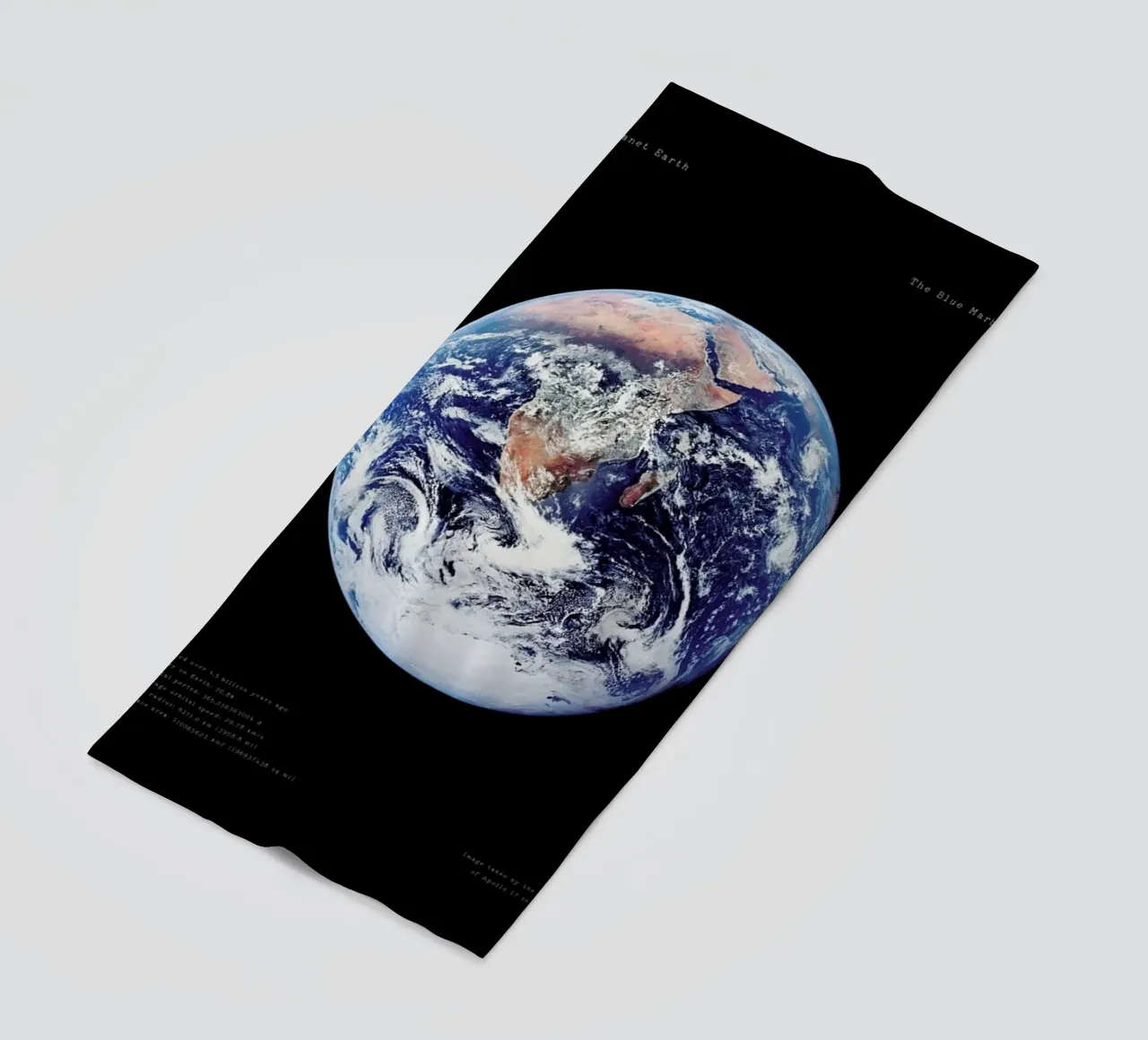 View of Earth from Apollo 17 telo mare da Vintage by JUNIQE