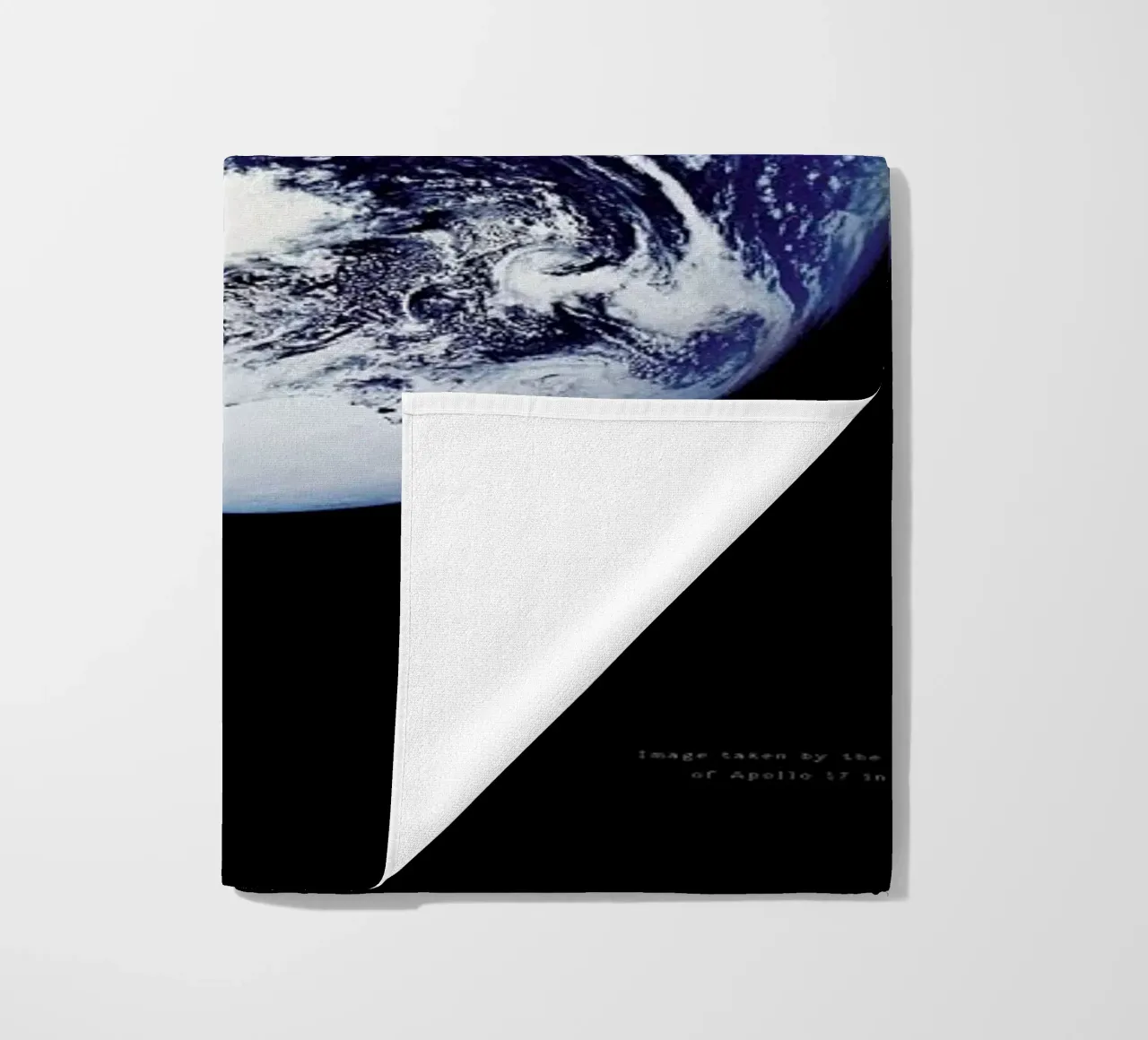 View of Earth from Apollo 17 telo mare da Vintage by JUNIQE