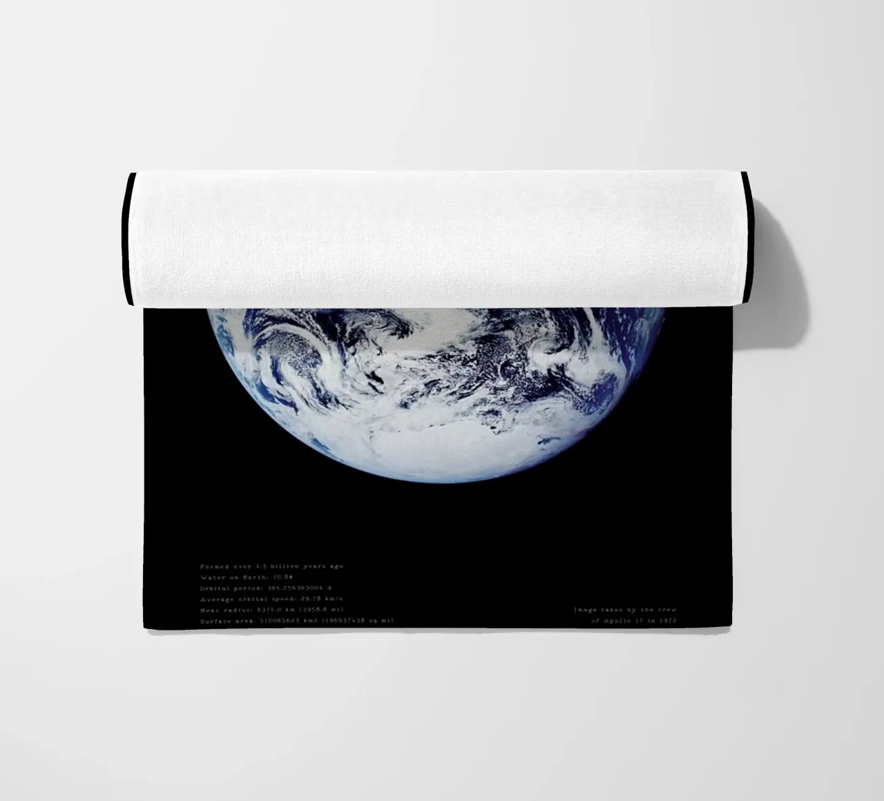 View of Earth from Apollo 17 telo mare da Vintage by JUNIQE