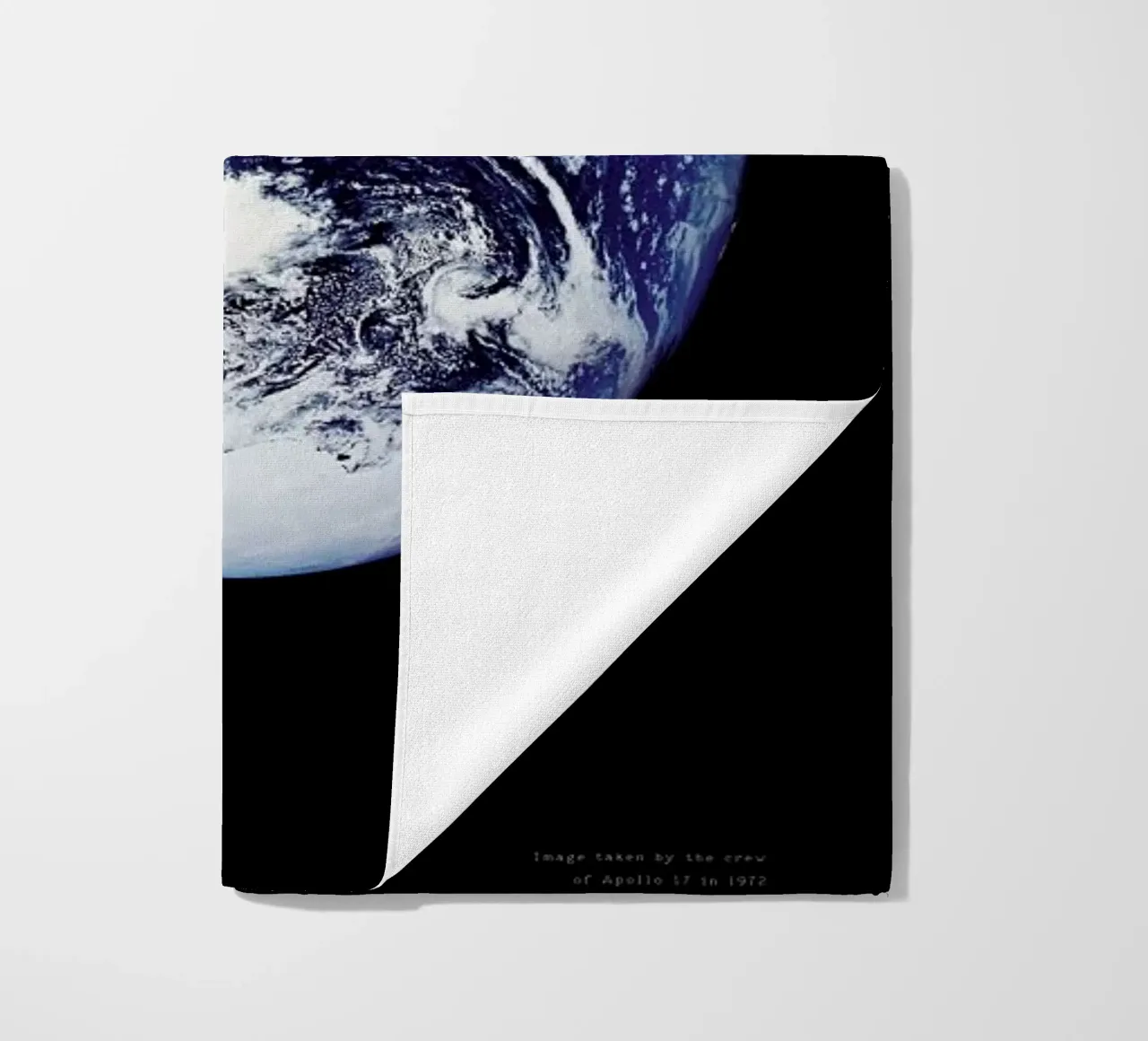 View of Earth from Apollo 17 telo mare da Vintage by JUNIQE