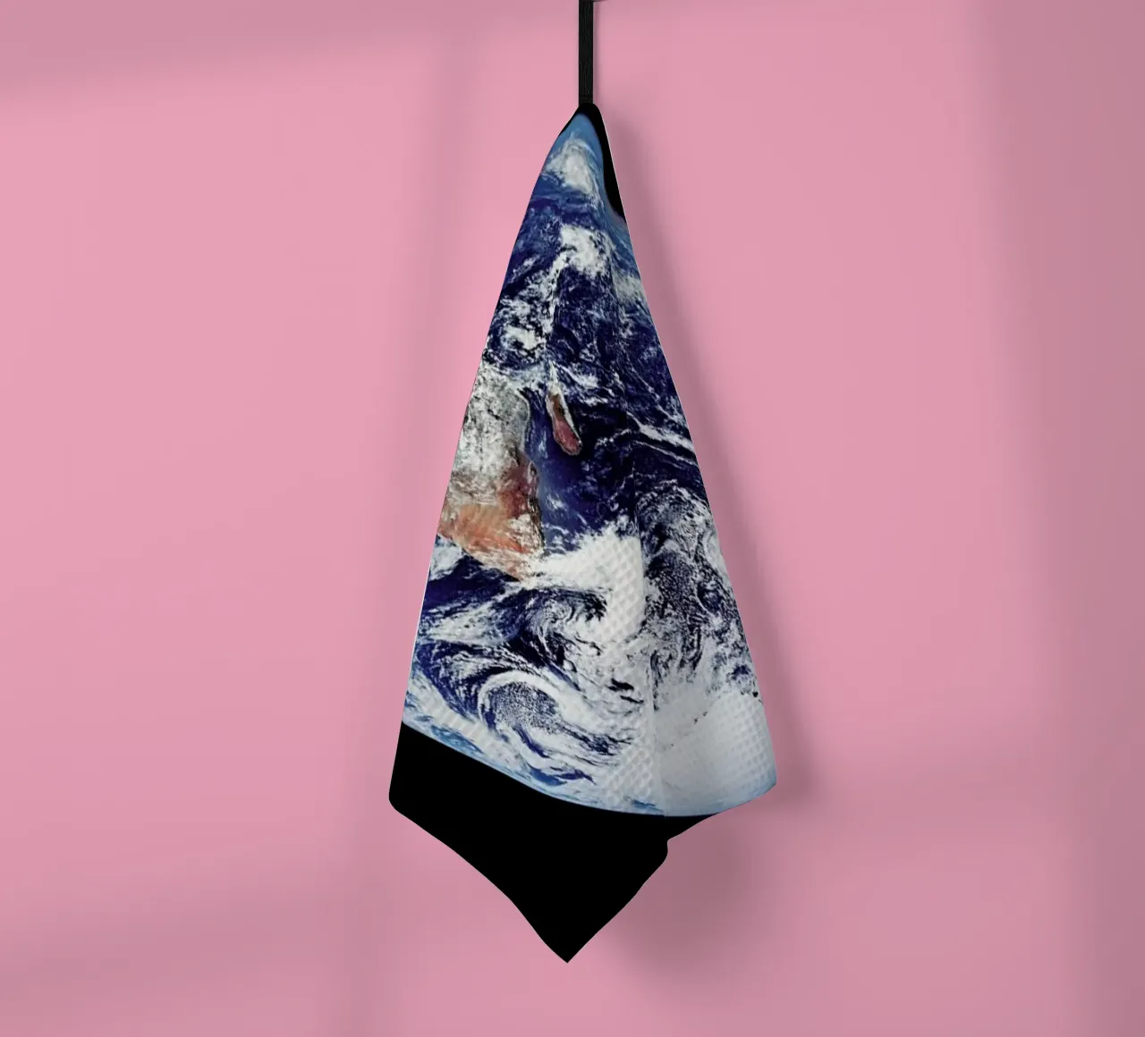 View of Earth from Apollo 17 paño de cocina de Vintage by JUNIQE