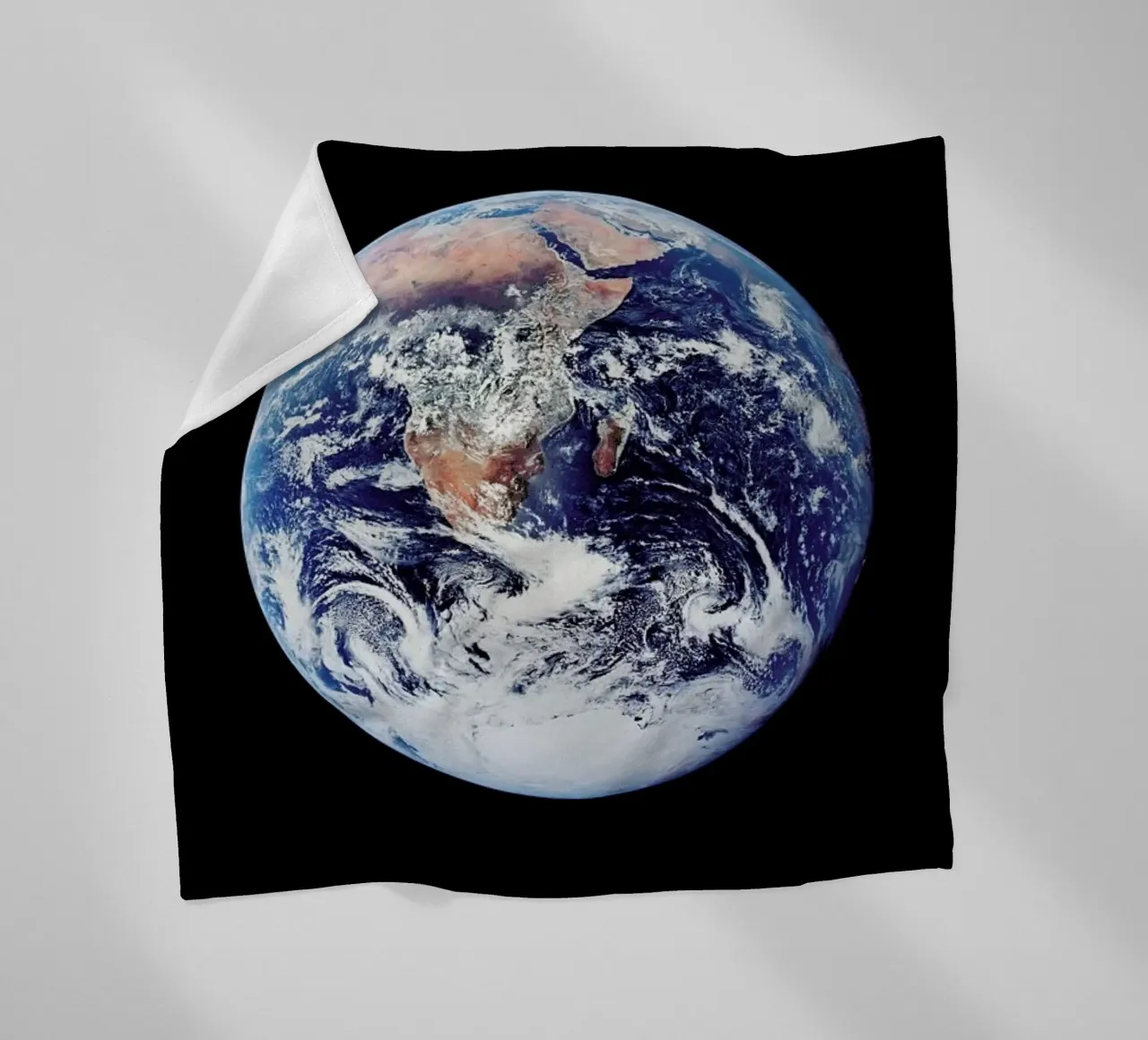 View of Earth from Apollo 17 coperta in pile da Vintage by JUNIQE