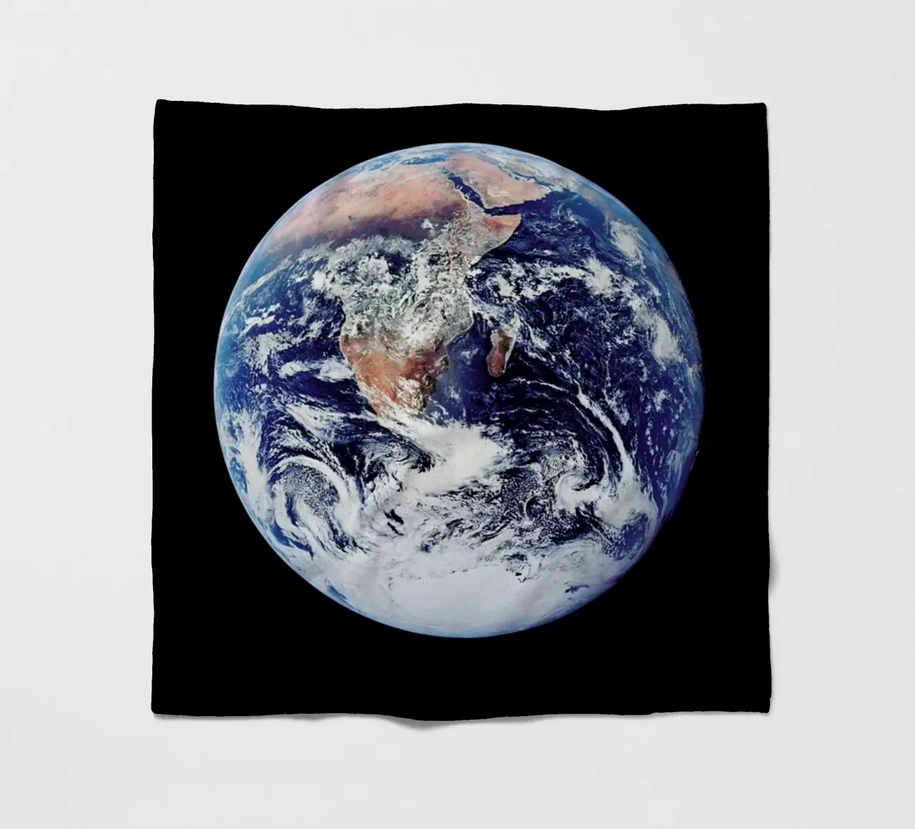 View of Earth from Apollo 17 coperta in pile da Vintage by JUNIQE