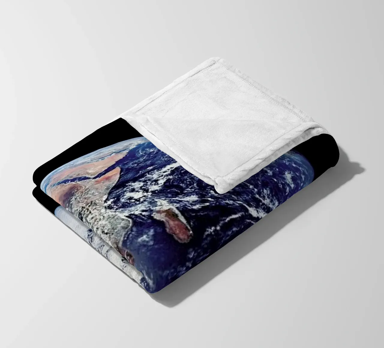 View of Earth from Apollo 17 coperta in pile da Vintage by JUNIQE