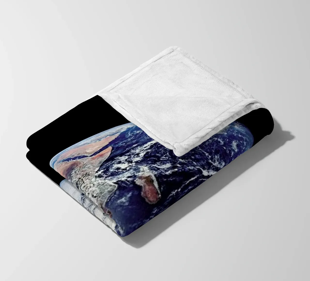 View of Earth from Apollo 17 coperta in pile da Vintage by JUNIQE