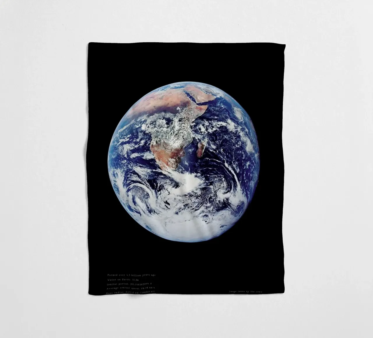 View of Earth from Apollo 17 coperta in pile da Vintage by JUNIQE