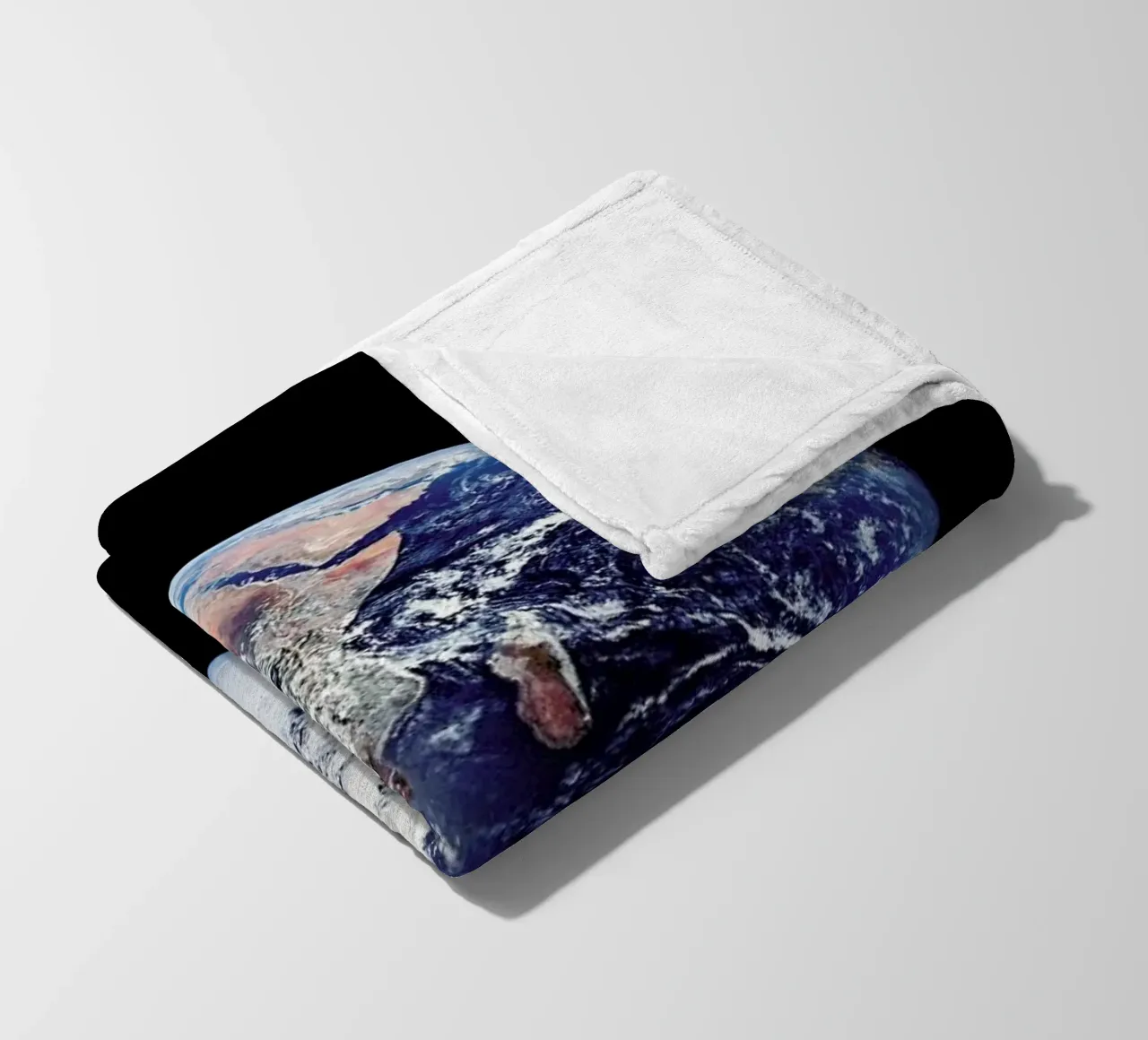 View of Earth from Apollo 17 coperta in pile da Vintage by JUNIQE