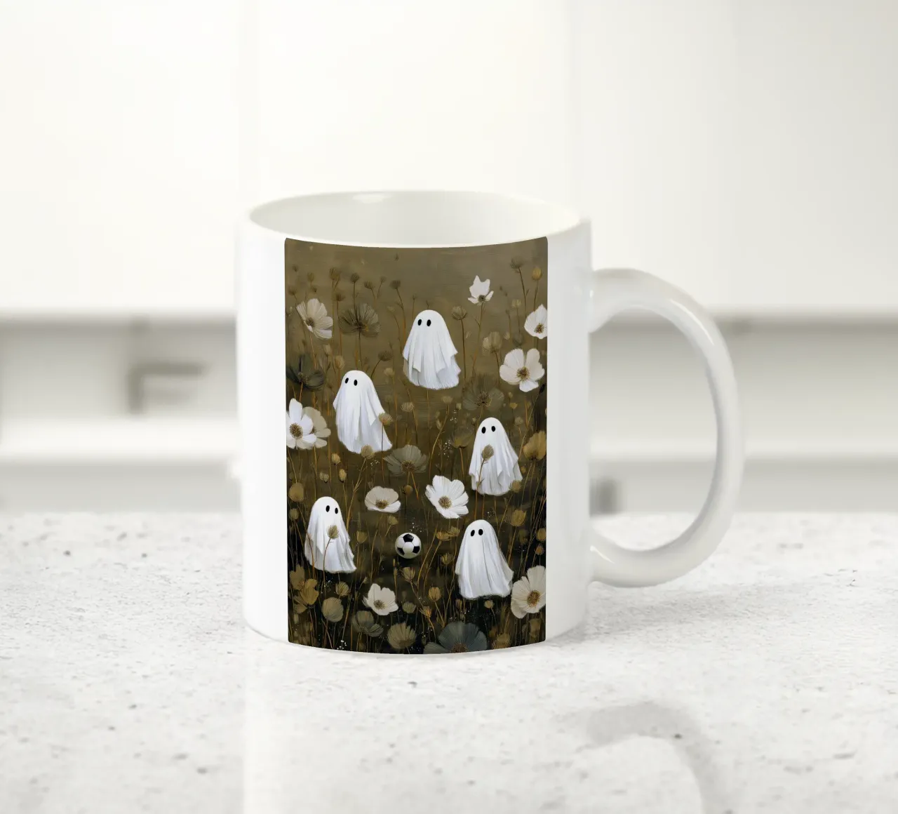 I fantasmi di Halloween giocano a calcio tazza in ceramica da Fleur de Lys