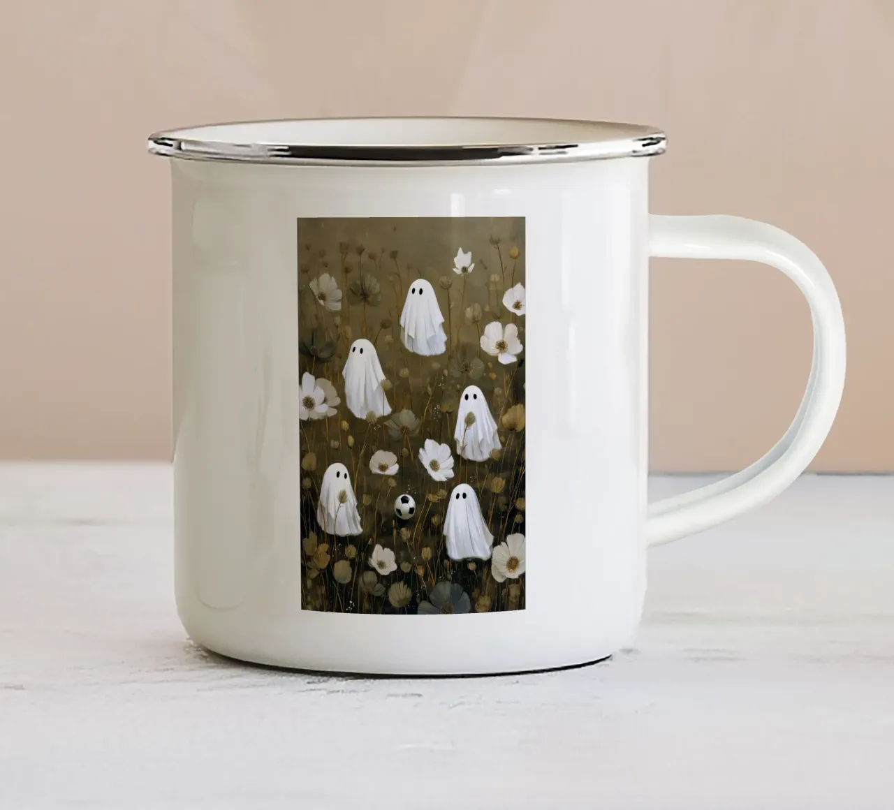 I fantasmi di Halloween giocano a calcio tazza in smalto da Fleur de Lys