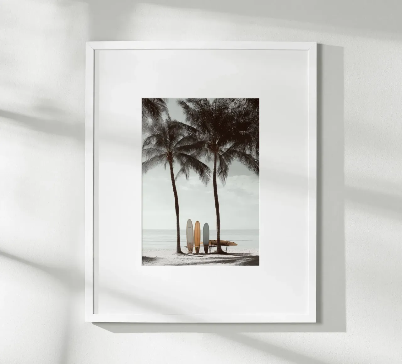 Palm Calm – Coastal Surfboard Wall Art poster con telaio in plastica da Vela Luna