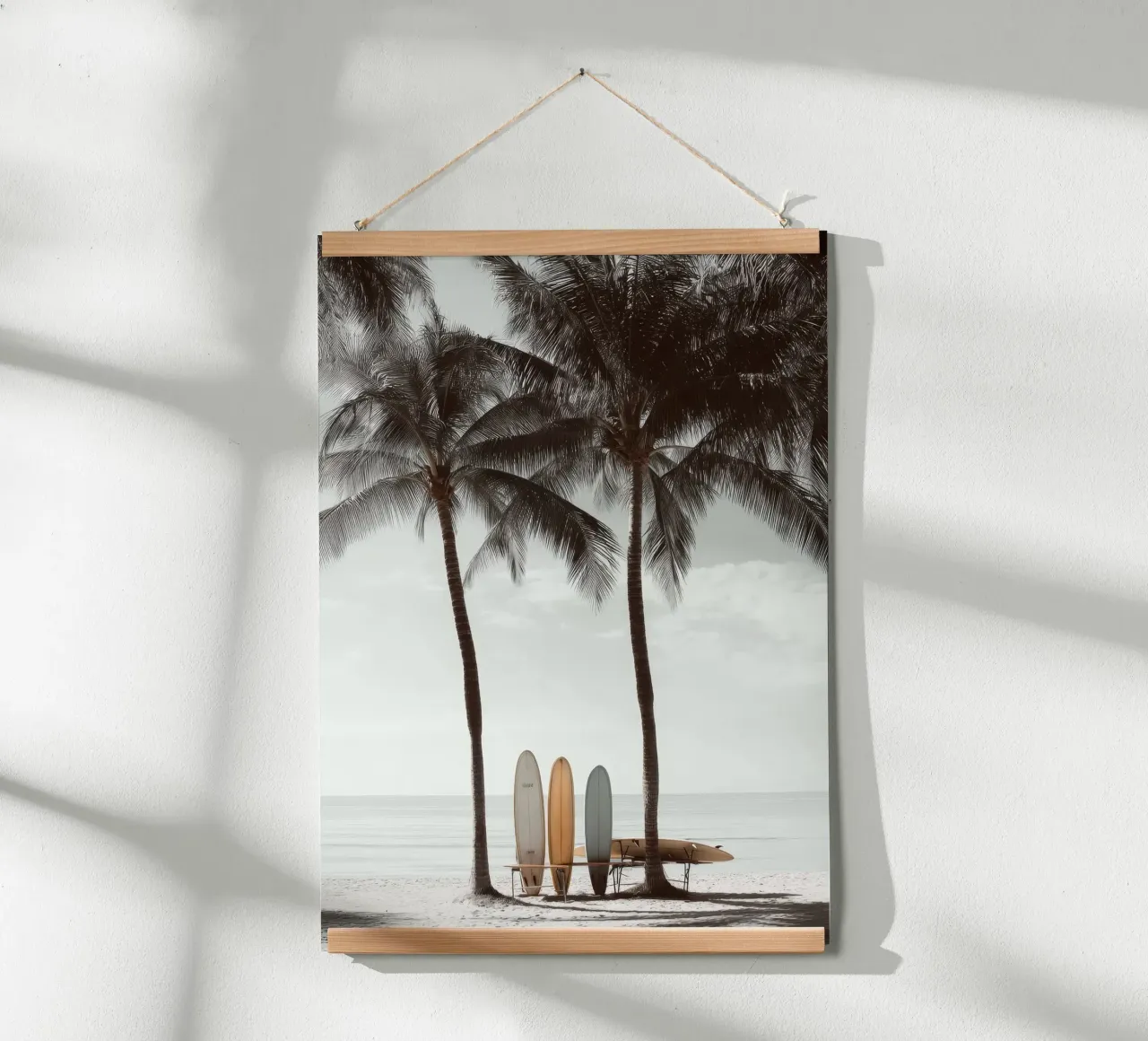 Palm Calm – Coastal Surfboard Wall Art poster con telaio in plastica da Vela Luna
