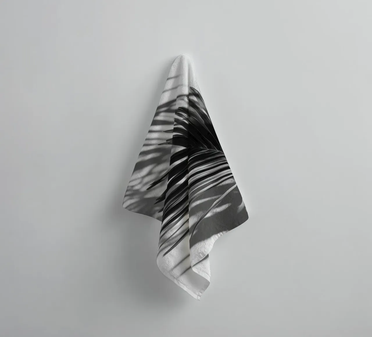 Soft Shadows – Monochrome Tropical Poster Handtuch von Vela Luna