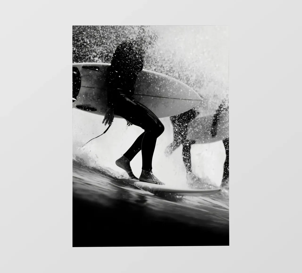 Saltwater Shadows – Black & White Surf Scene pellicola backlit da Vela Luna