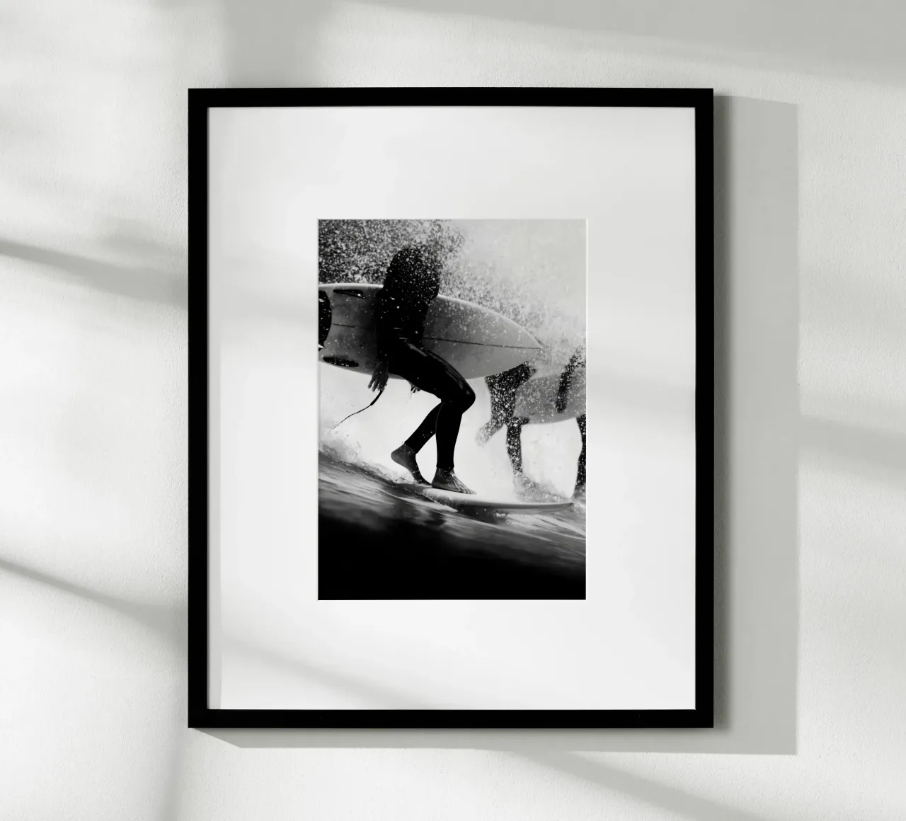 Saltwater Shadows – Black & White Surf Scene poster con telaio in alluminio da Vela Luna