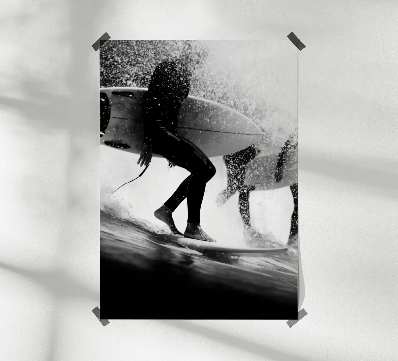 Saltwater Shadows – Black & White Surf Scene poster con telaio in alluminio da Vela Luna