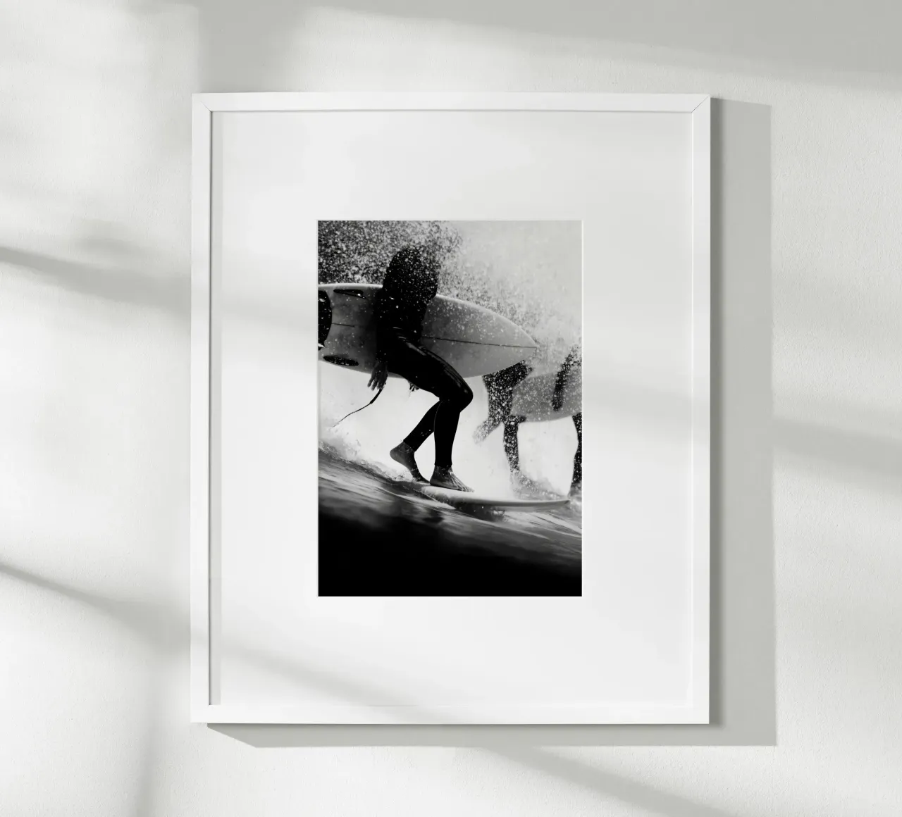 Saltwater Shadows – Black & White Surf Scene poster con telaio in alluminio da Vela Luna