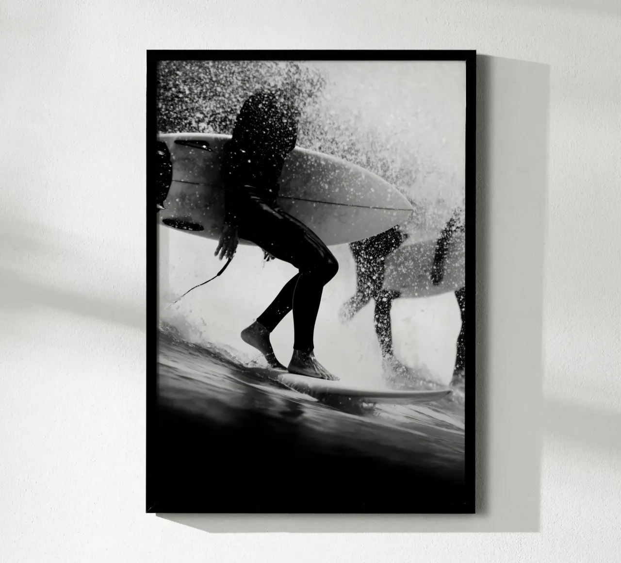 Saltwater Shadows – Black & White Surf Scene poster con telaio in alluminio da Vela Luna