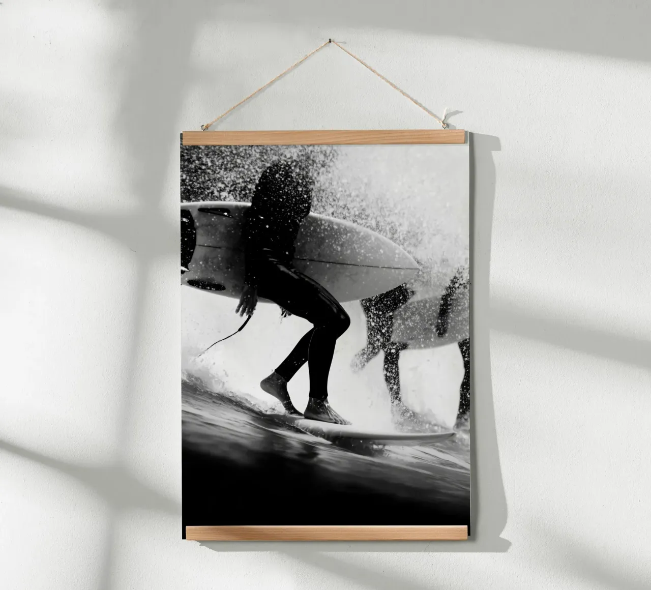 Saltwater Shadows – Black & White Surf Scene poster con telaio in alluminio da Vela Luna