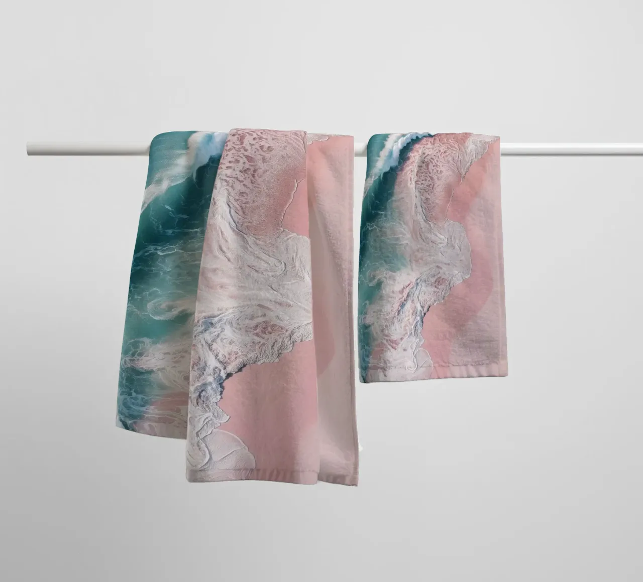 Blush Shoreline – Dreamy Coastal Aerial Print asciugamano da bagno da Vela Luna