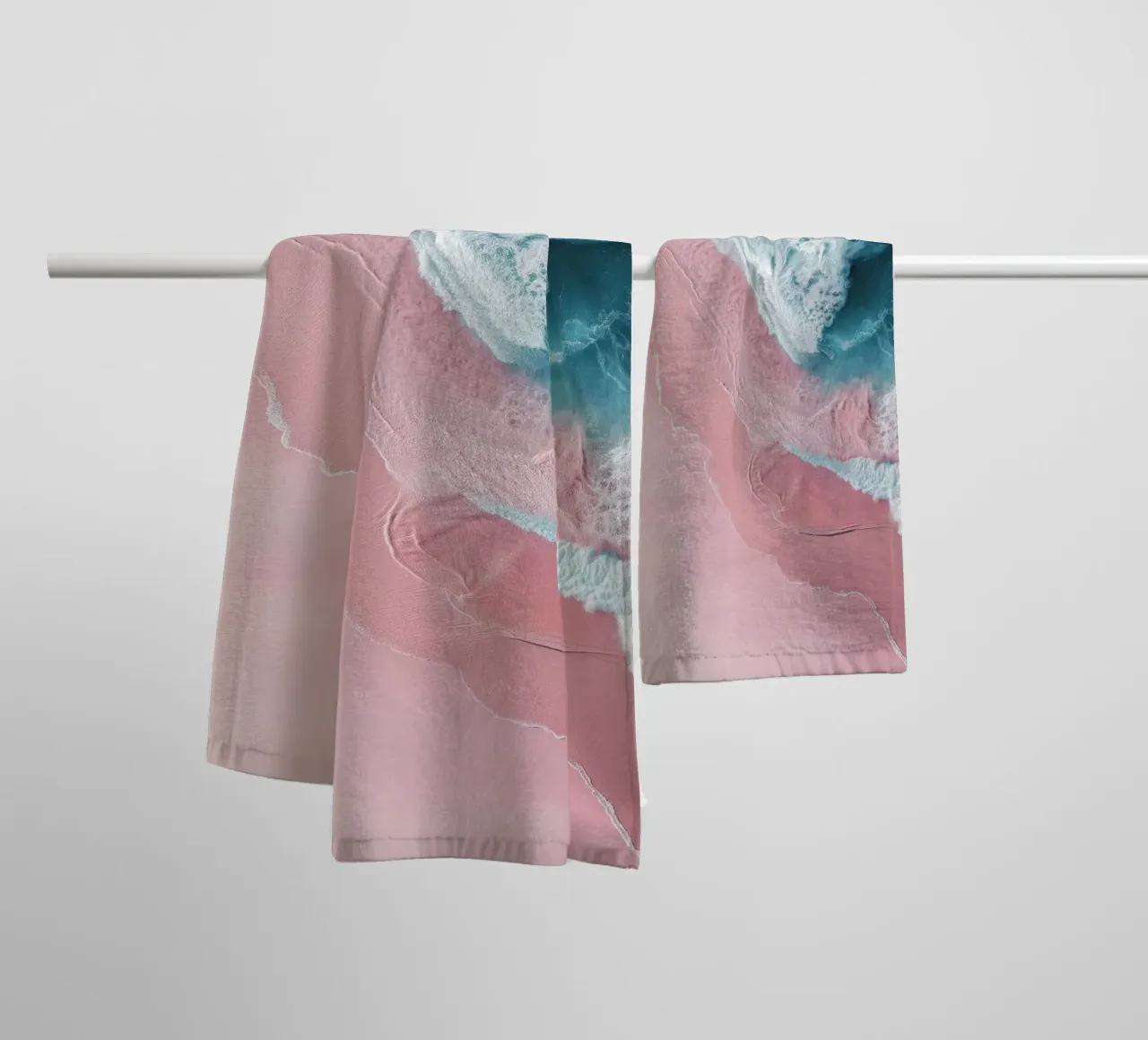 Pink Mirage – Ocean Meets Shore in Aerial View asciugamano da bagno da Vela Luna