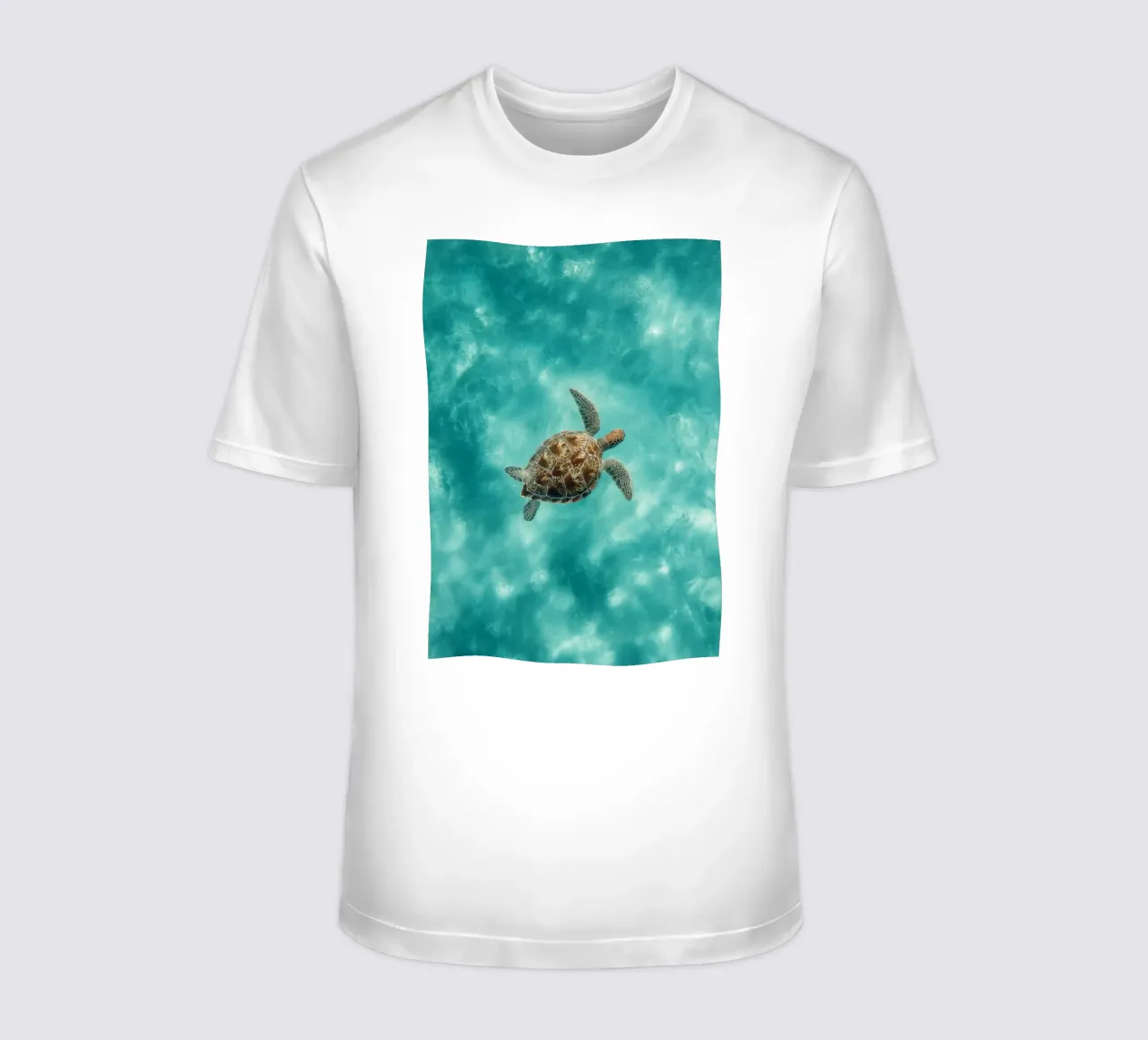 Ocean Wanderer – Minimal Sea Turtle Aerial Print t-shirt da Vela Luna