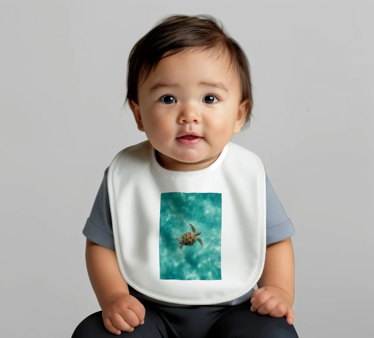 Ocean Wanderer – Minimal Sea Turtle Aerial Print bavaglino da Vela Luna