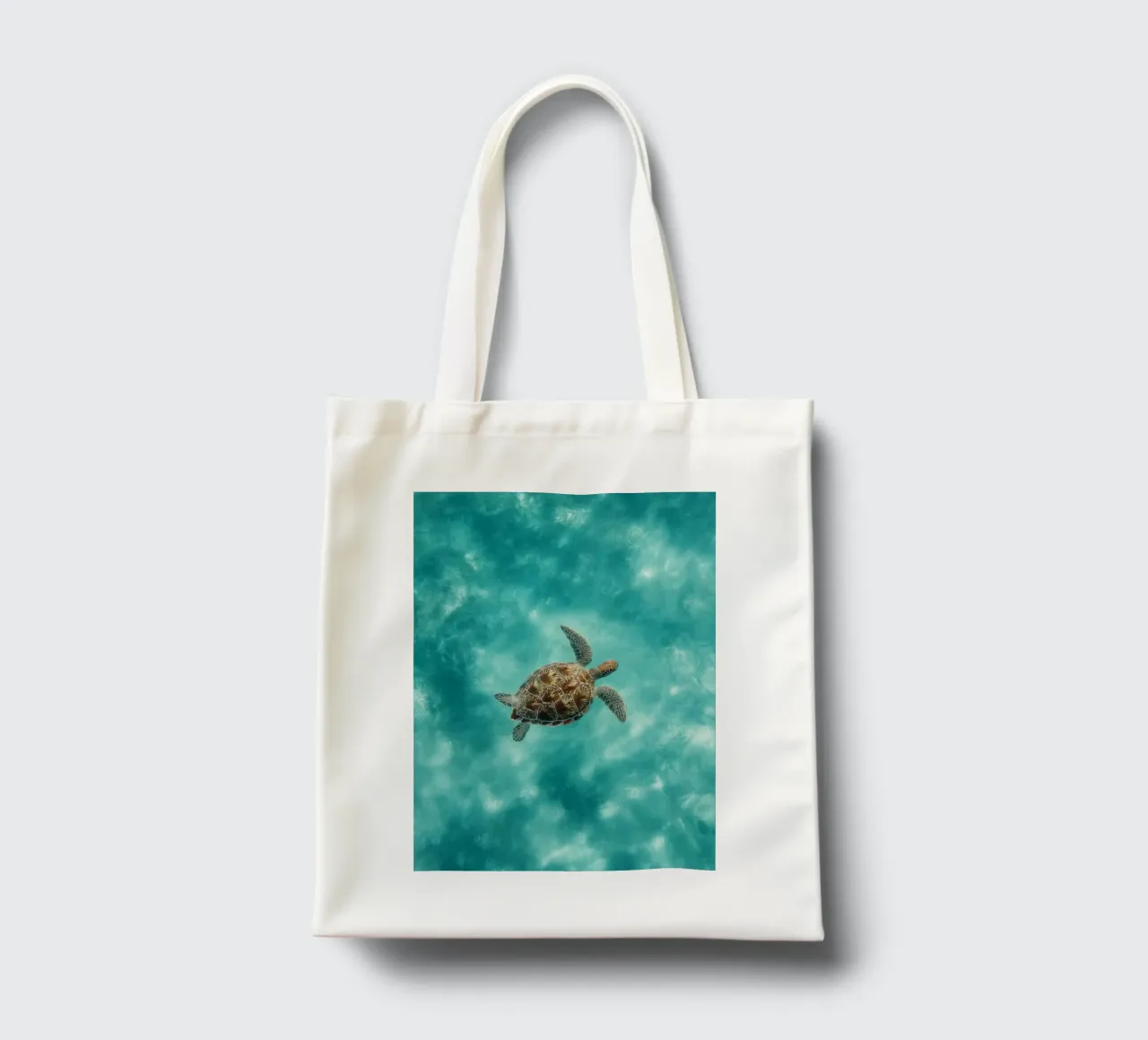 Ocean Wanderer – Minimal Sea Turtle Aerial Print borsa in juta da Vela Luna