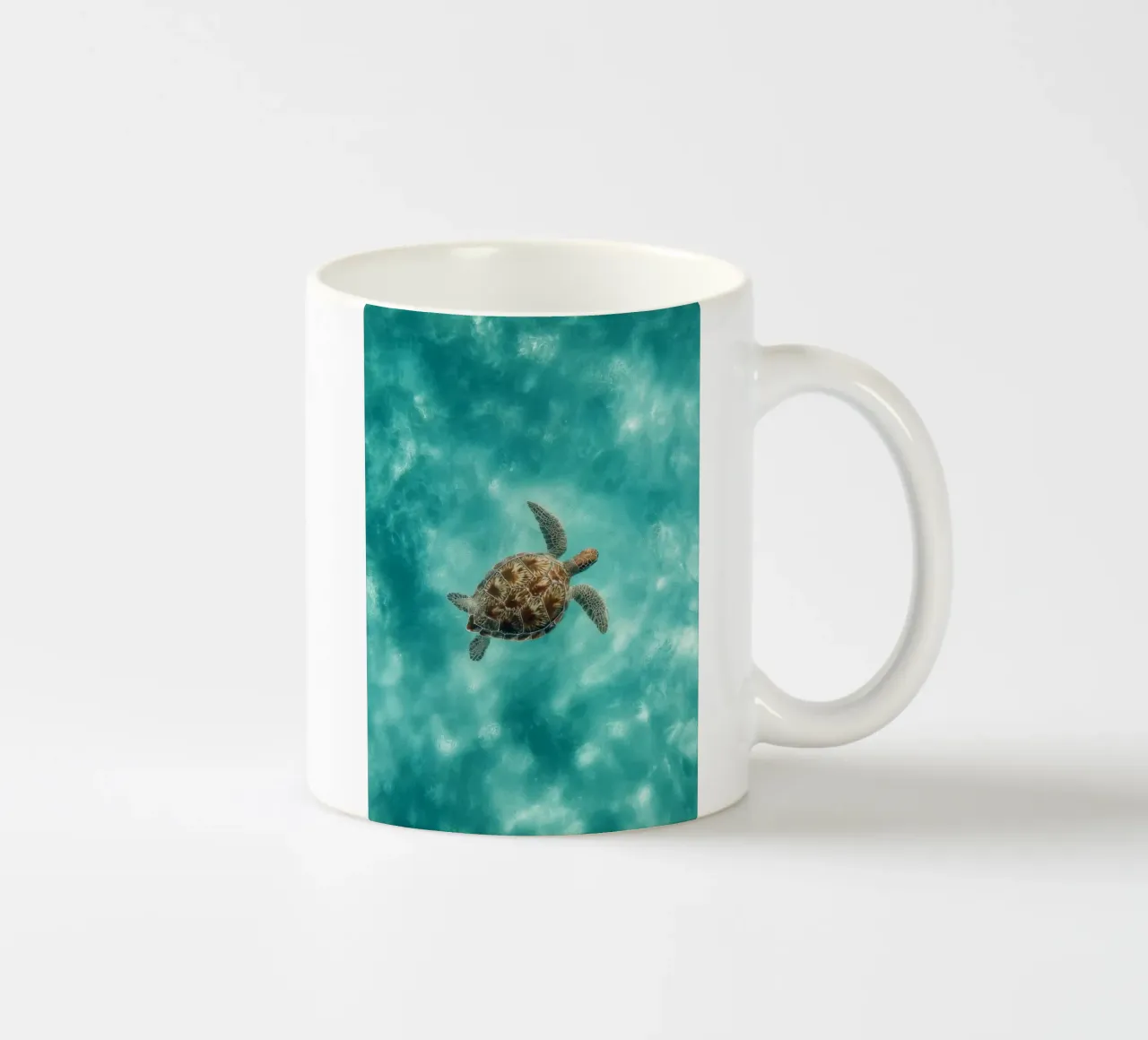 Ocean Wanderer – Minimal Sea Turtle Aerial Print tazza in ceramica da Vela Luna