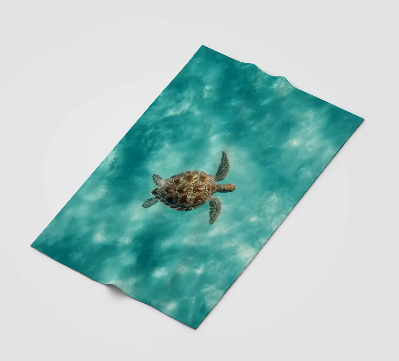 Ocean Wanderer – Minimal Sea Turtle Aerial Print coperta in pile da Vela Luna