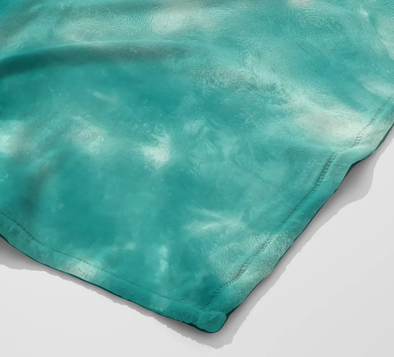 Ocean Wanderer – Minimal Sea Turtle Aerial Print coperta in pile da Vela Luna