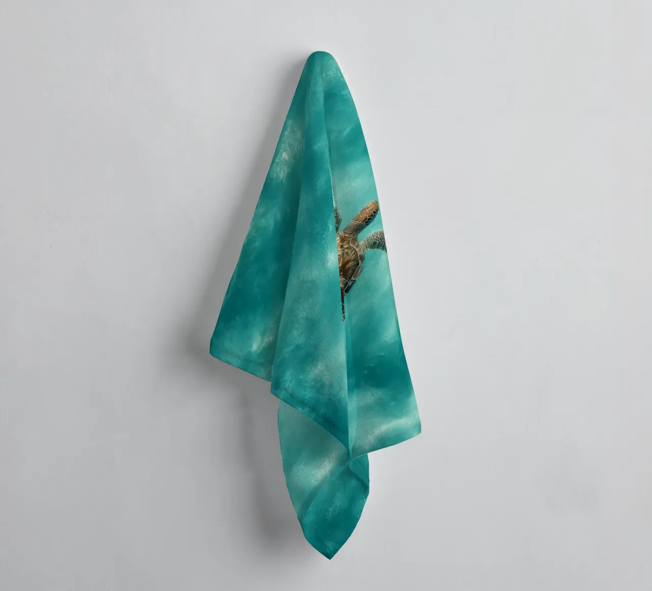 Ocean Wanderer – Minimal Sea Turtle Aerial Print asciugamano da bagno da Vela Luna