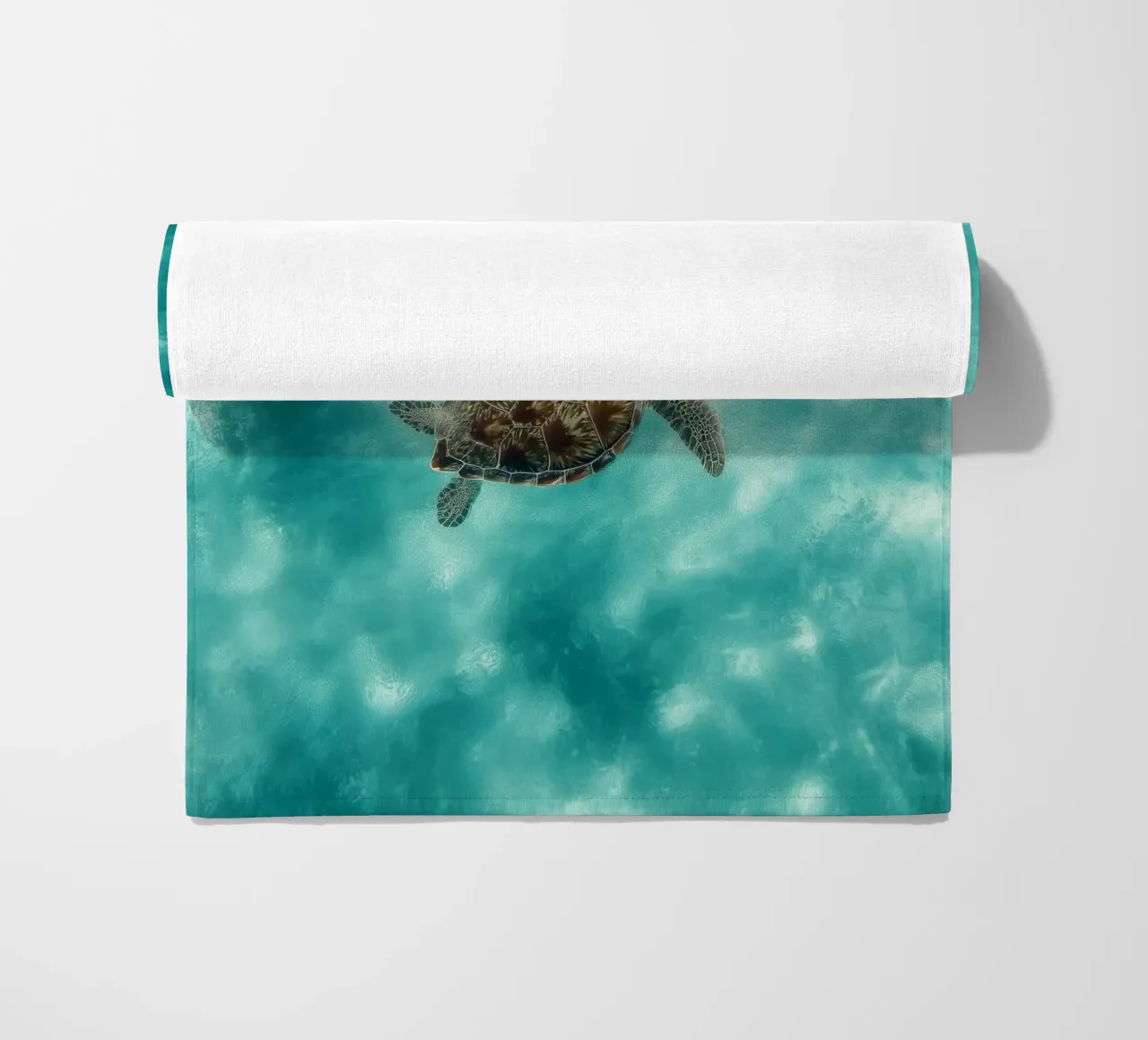 Ocean Wanderer – Minimal Sea Turtle Aerial Print telo mare da Vela Luna