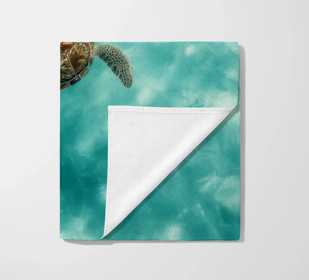 Ocean Wanderer – Minimal Sea Turtle Aerial Print telo mare da Vela Luna