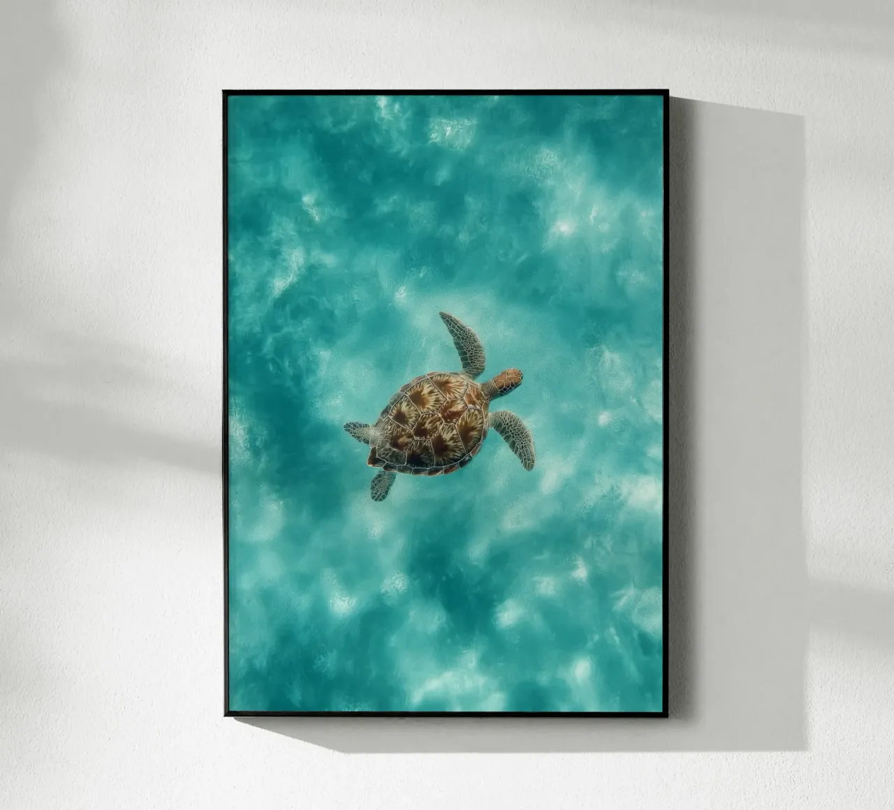 Ocean Wanderer – Minimal Sea Turtle Aerial Print plexiglass da Vela Luna