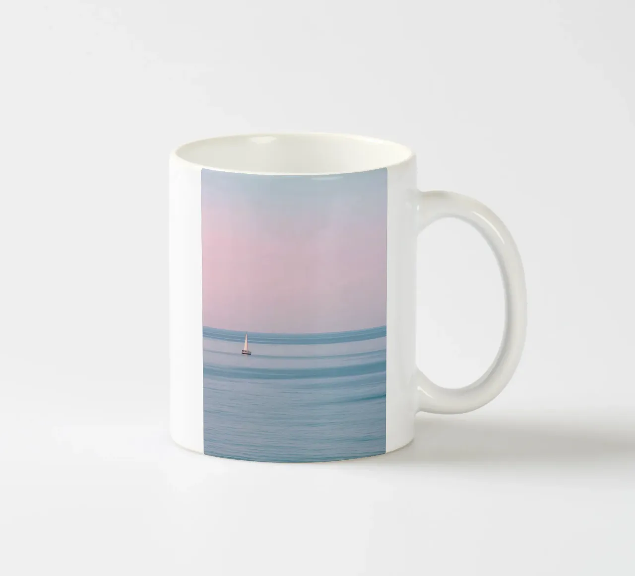 Sailing Still – Minimalist Ocean Photography tazza in ceramica da Vela Luna